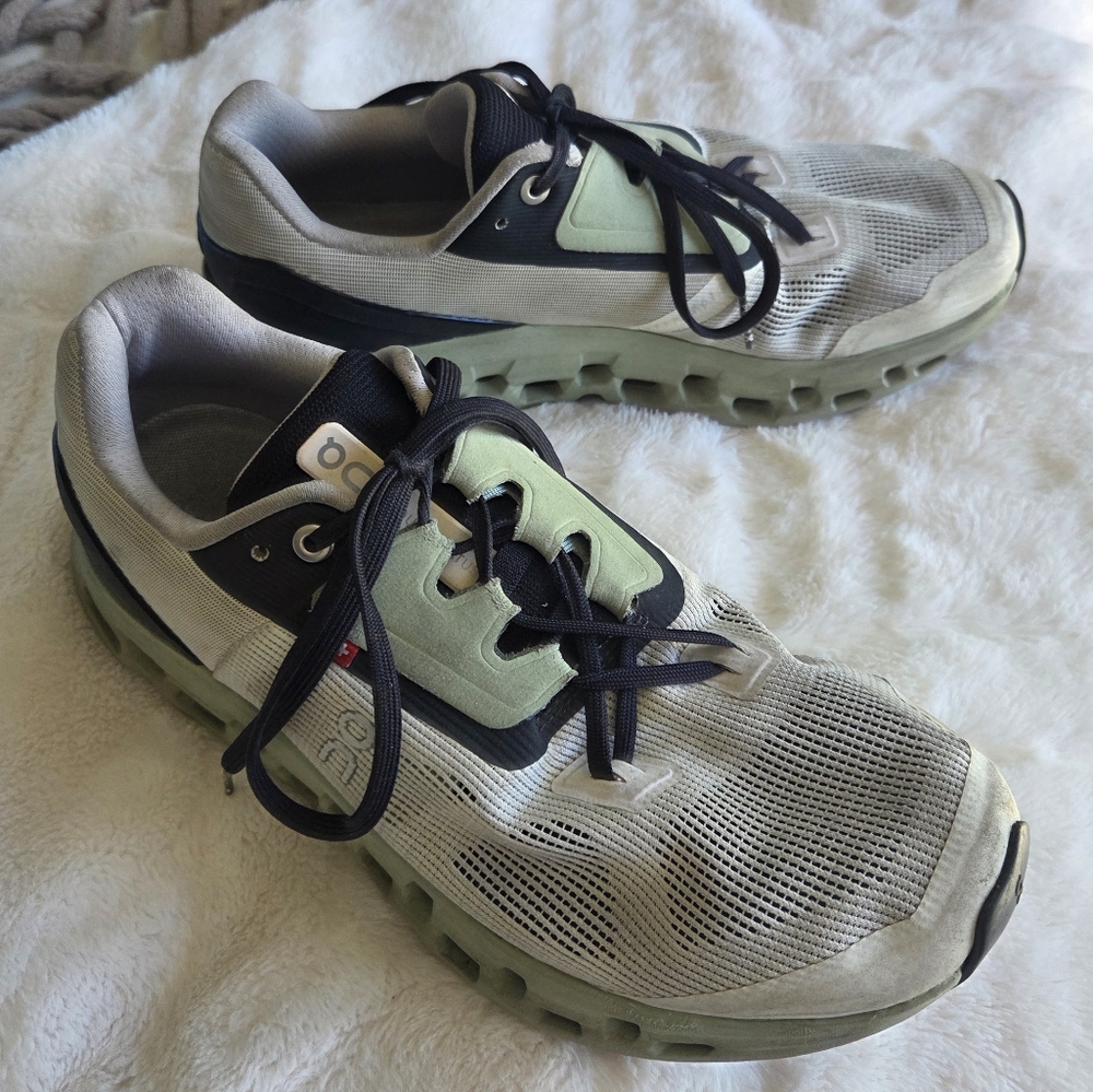 On Running Women's CloudStratus SIZE 9